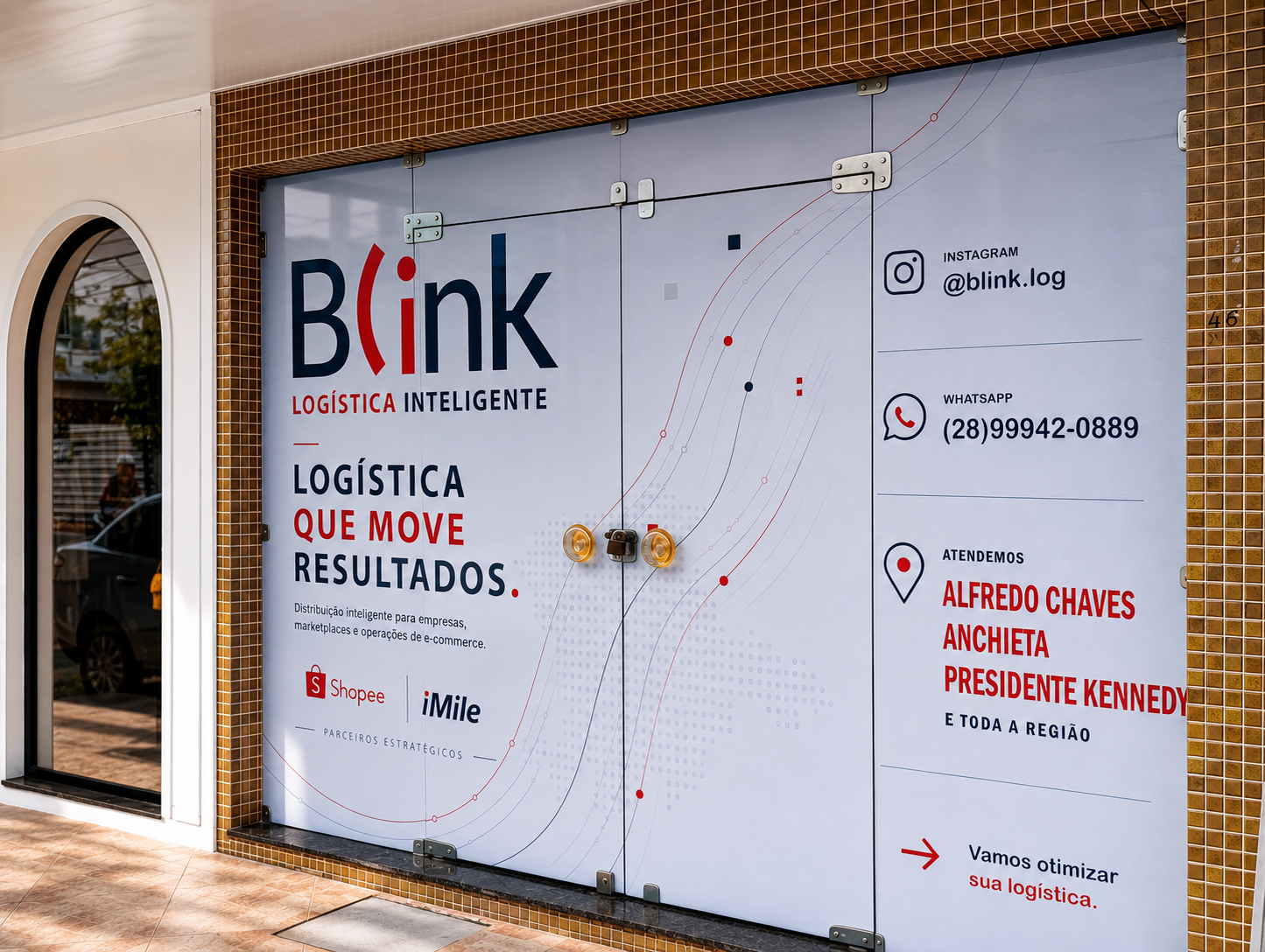 Fachada de vidro adesivada com comunicação visual completa